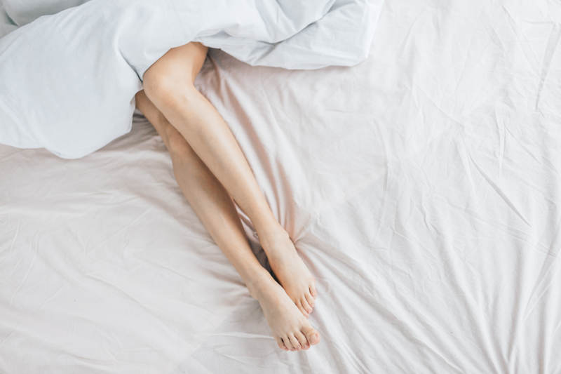 Nocne skurcze nóg – o czym świadczą i jak im zapobiegać